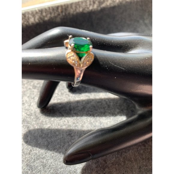 Sterling Silver Ring with Central Green Stone - Picture 2 of 8